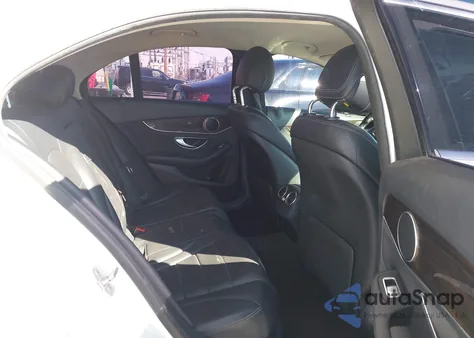 2015 Mercedes-Benz C 300 z USA, uszkodzony, nr VIN 55SWF4JB4FU082999